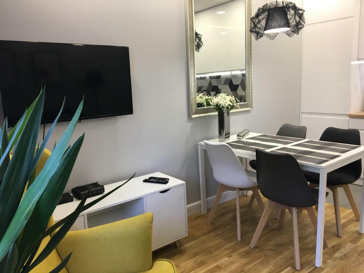 Family & Business Elegant Apartments Ul Astronautow Centrum Downtown - 3 Bedroom, Parking كيلتشي المظهر الخارجي الصورة